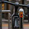 Fiets met dubbel slot voor een station